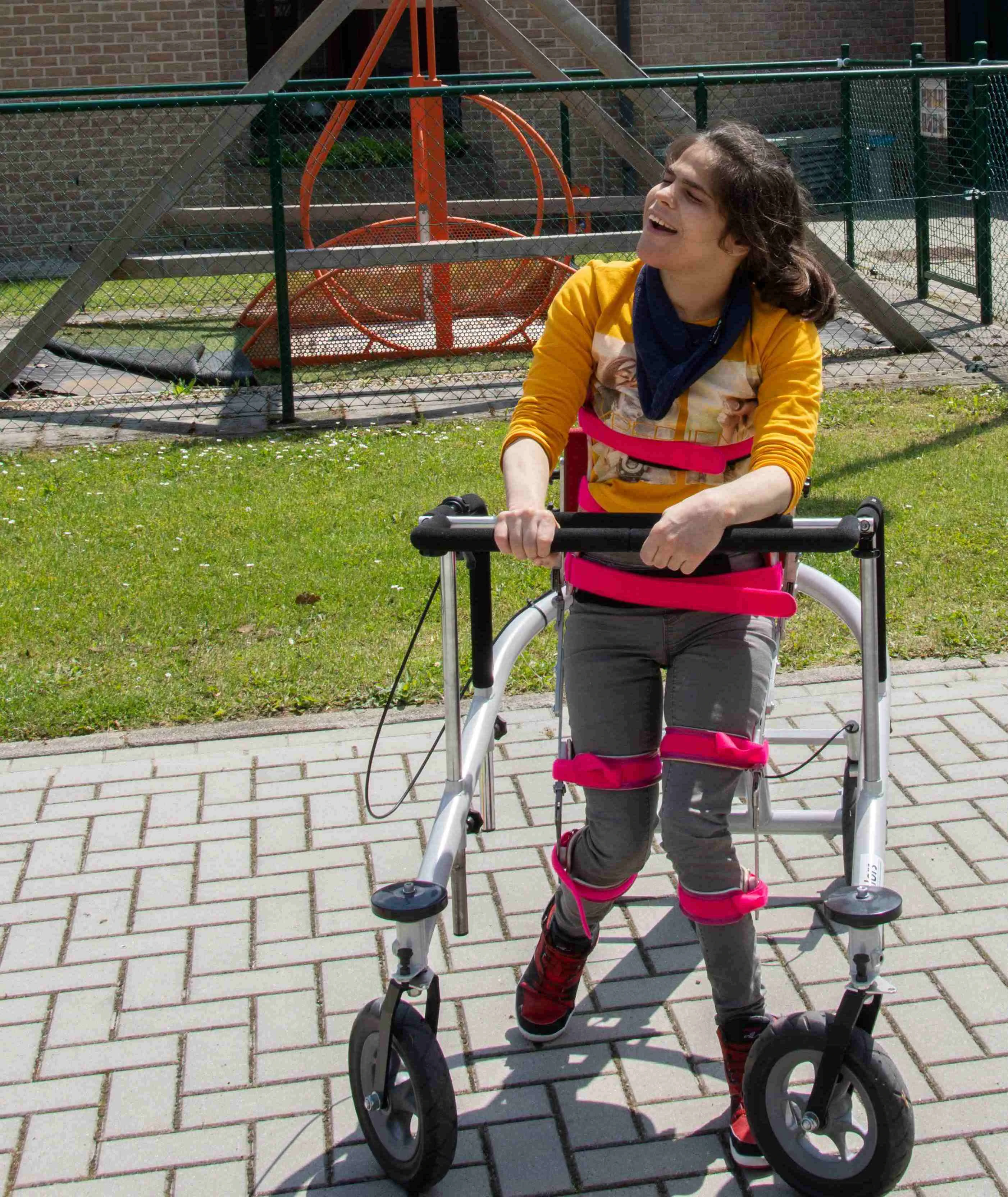Volwassene met neurologische aandoening krijgt persoonlijke begeleiding – Stichting biedt zorg en ondersteuning op maat voor een waardig leven.