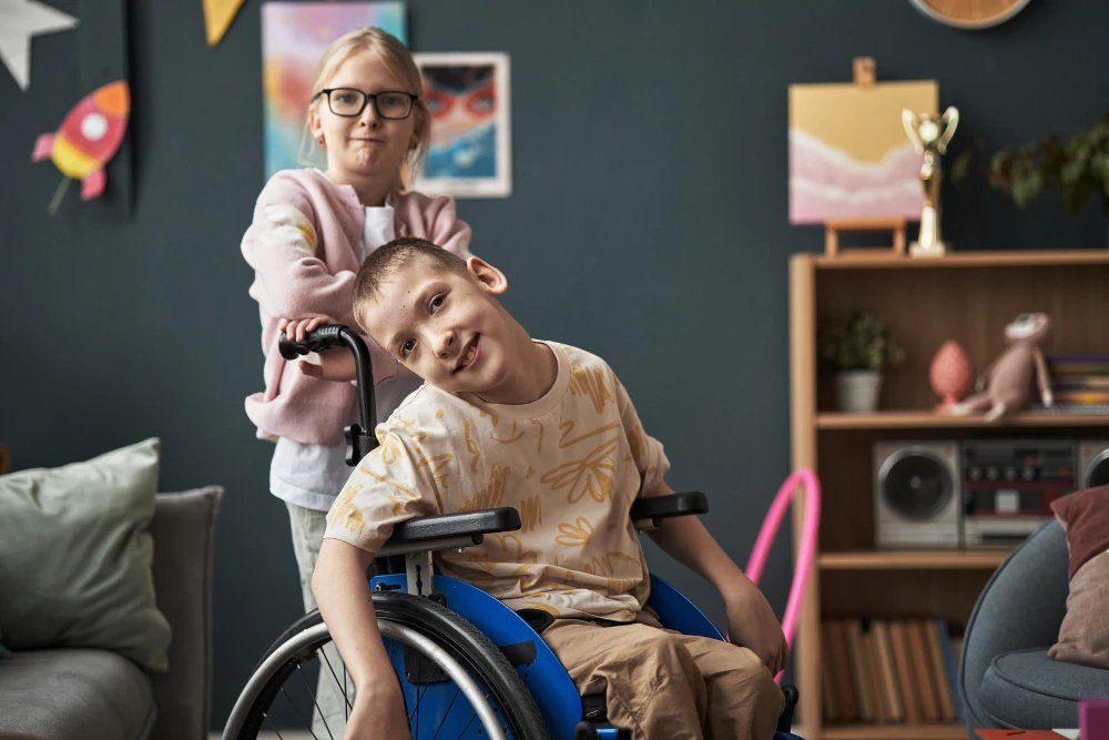 Kind met neurologische aandoening glimlacht – Positieve zorgervaring en levenskwaliteit staan centraal.