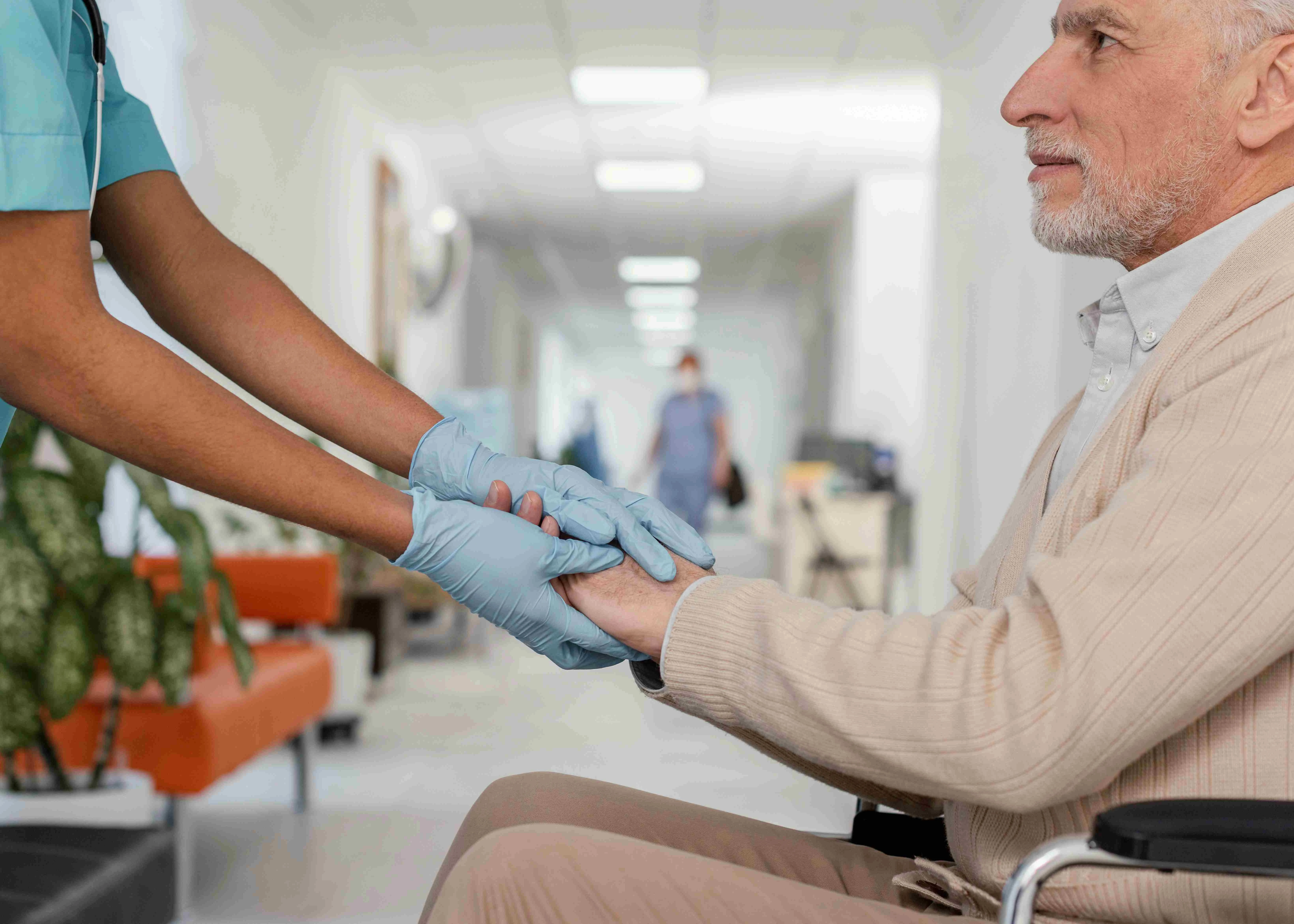 Zorgverlener helpt patiënt met Parkinson bij dagelijkse handelingen – Stichting biedt ondersteuning voor levenskwaliteit en zelfstandigheid.