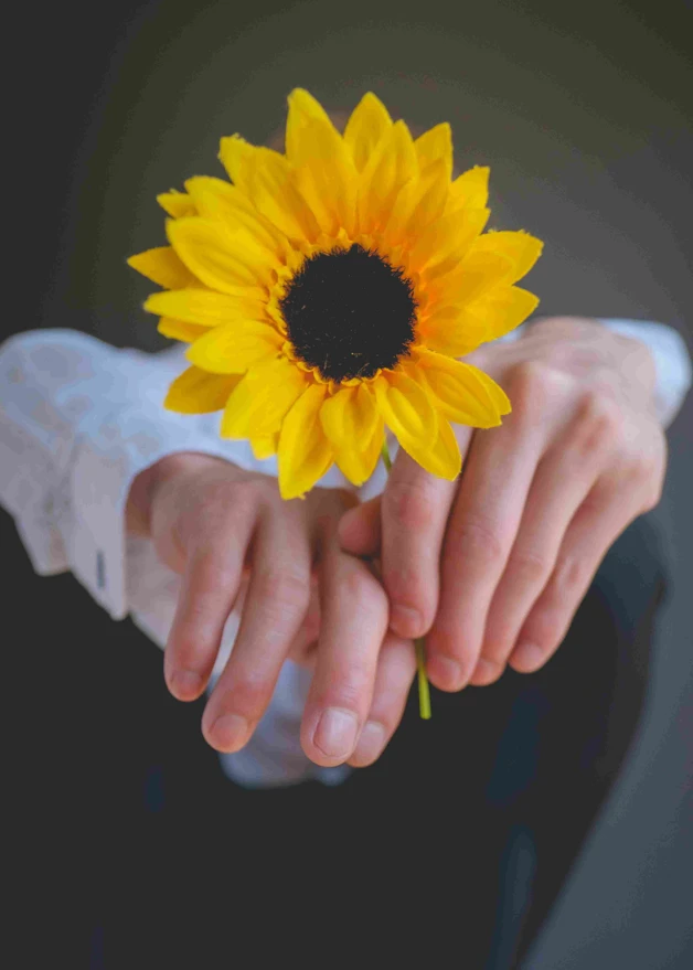 Gele zonnebloem als symbool van hoop – Word vrijwilliger en maak het verschil voor mensen met neurologische aandoeningen.