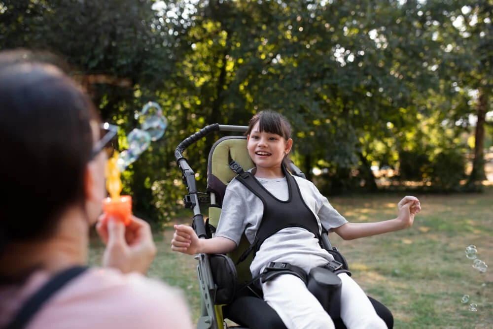 Lachend meisje met neurologische aandoening – Positieve zorgervaring en hoopvolle toekomst dankzij gespecialiseerde begeleiding.
