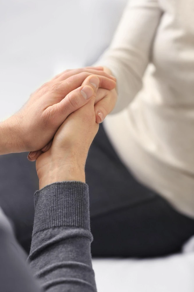 Twee handen ineen als symbool van steun voor mensen met neurologische aandoeningen – Samen sterker door zorg en verbondenheid.